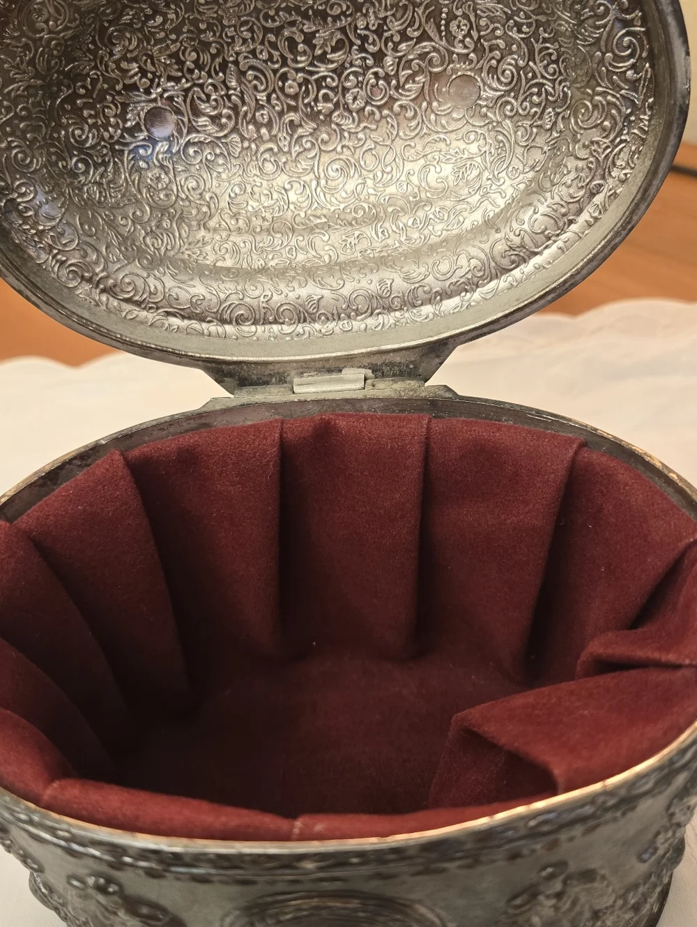 Antique-Style Decorative Trinket Box in Aged Silver Plated Oval Jewelry Box - Picture 6 of 10